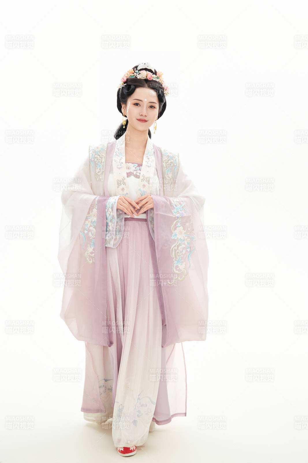 白色背景下穿著南北宋朝漢服的少女