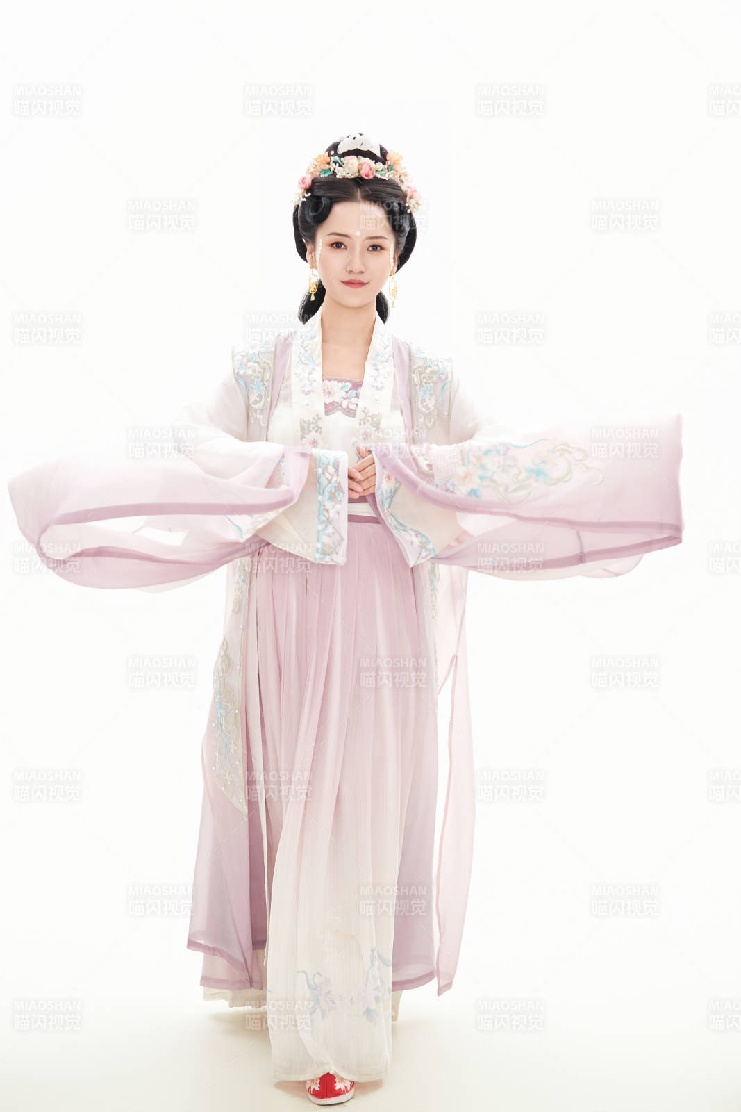 白色背景下穿著南北宋朝漢服的少女