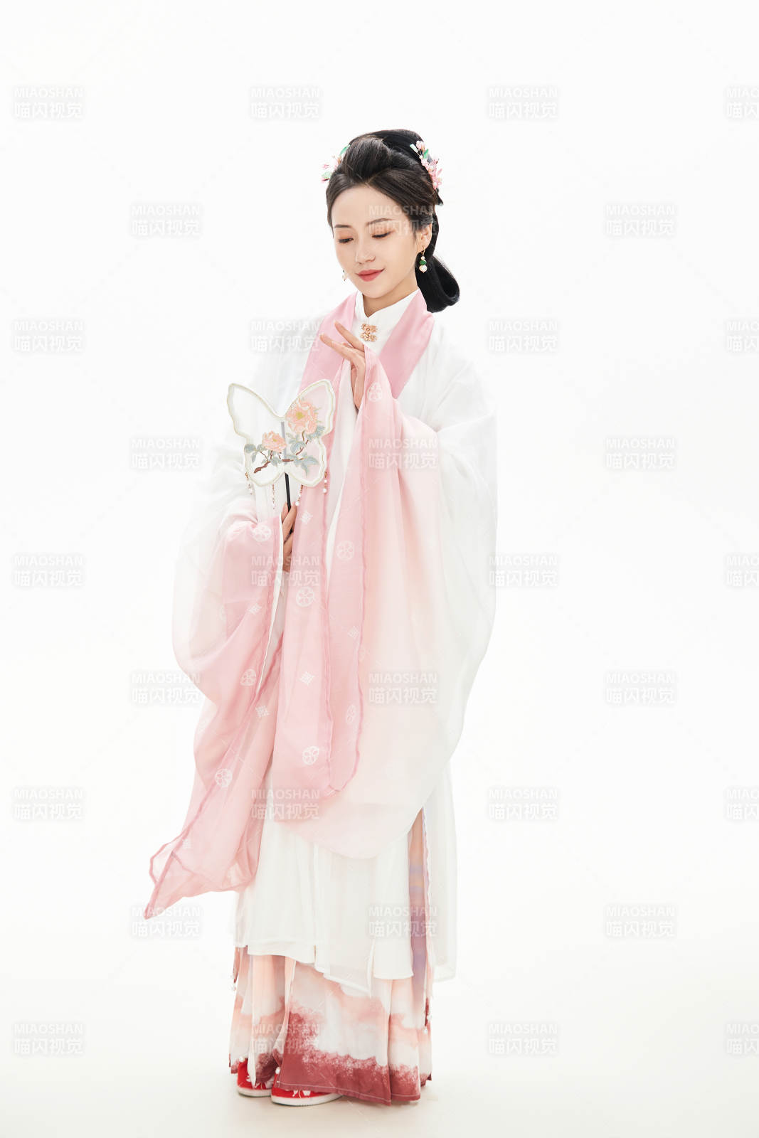 白色背景下穿著魏晉制漢服的少女