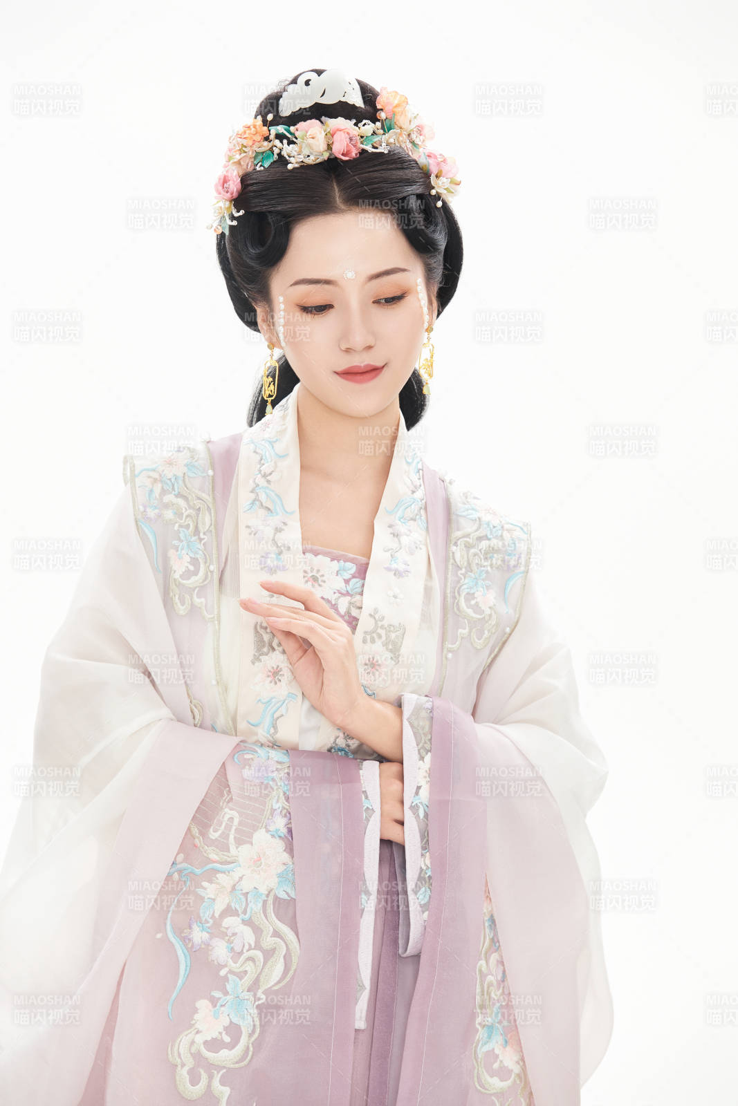 白色背景下穿著南北宋朝漢服的少女