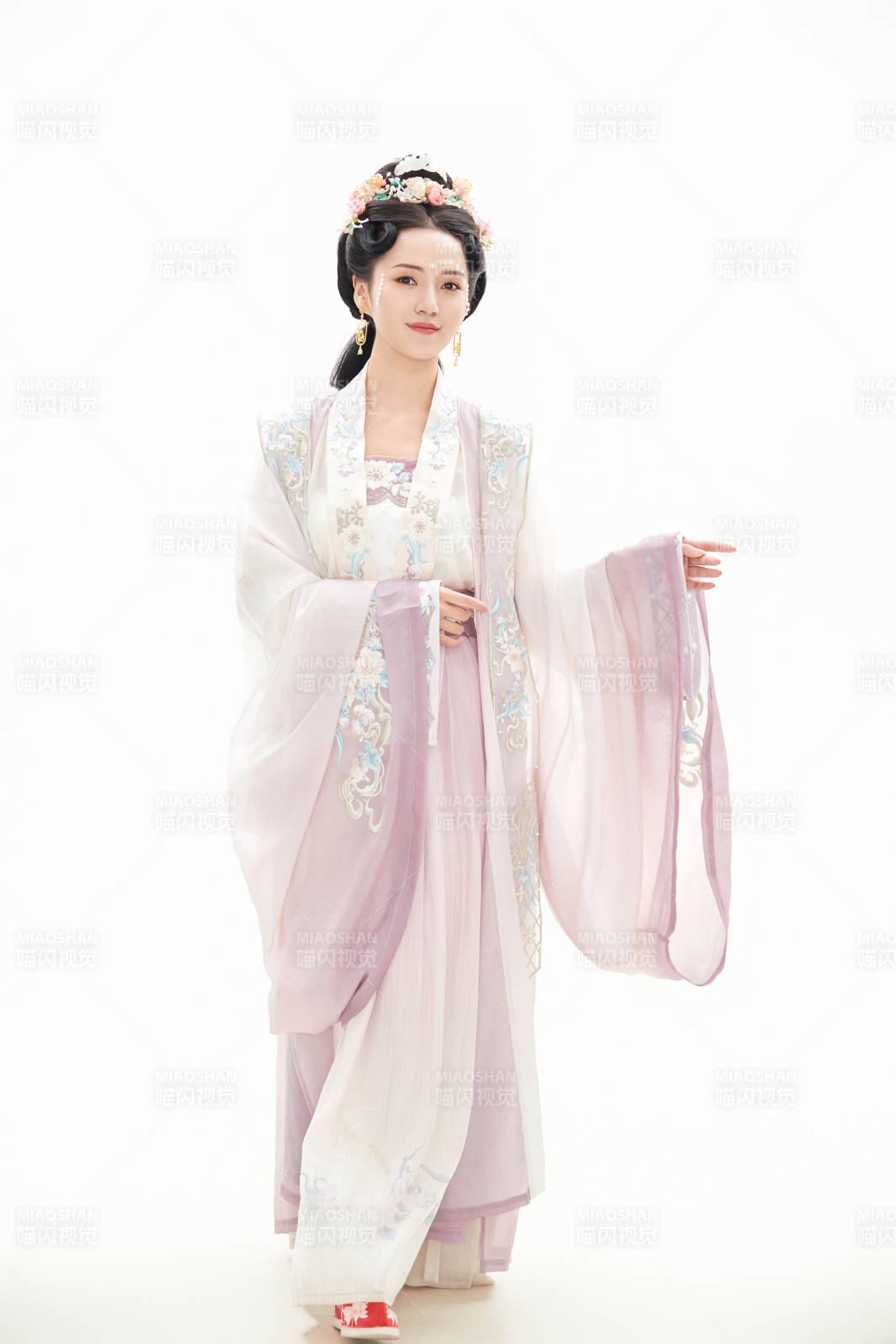白色背景下穿著南北宋朝漢服的少女