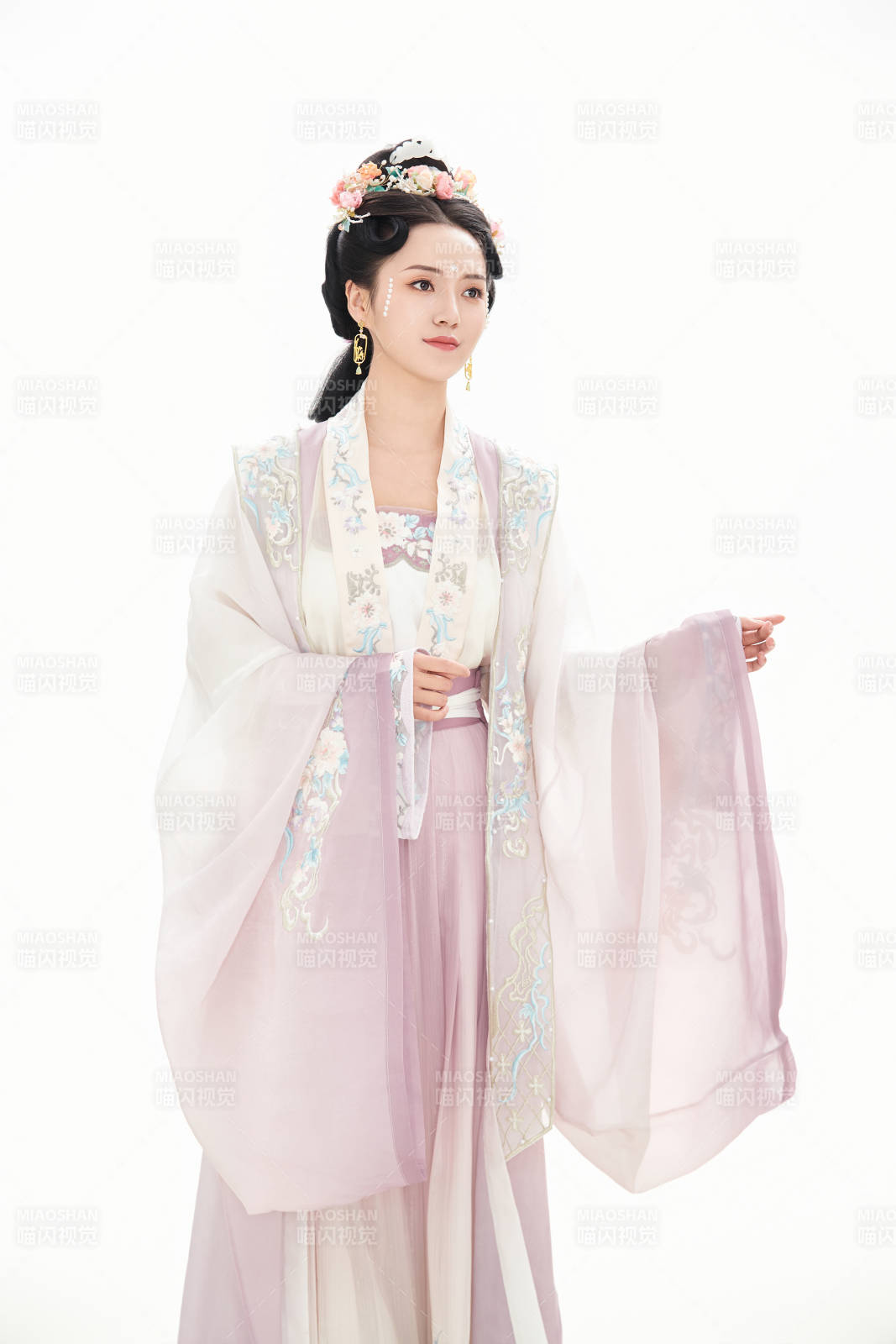 白色背景下穿著南北宋朝漢服的少女