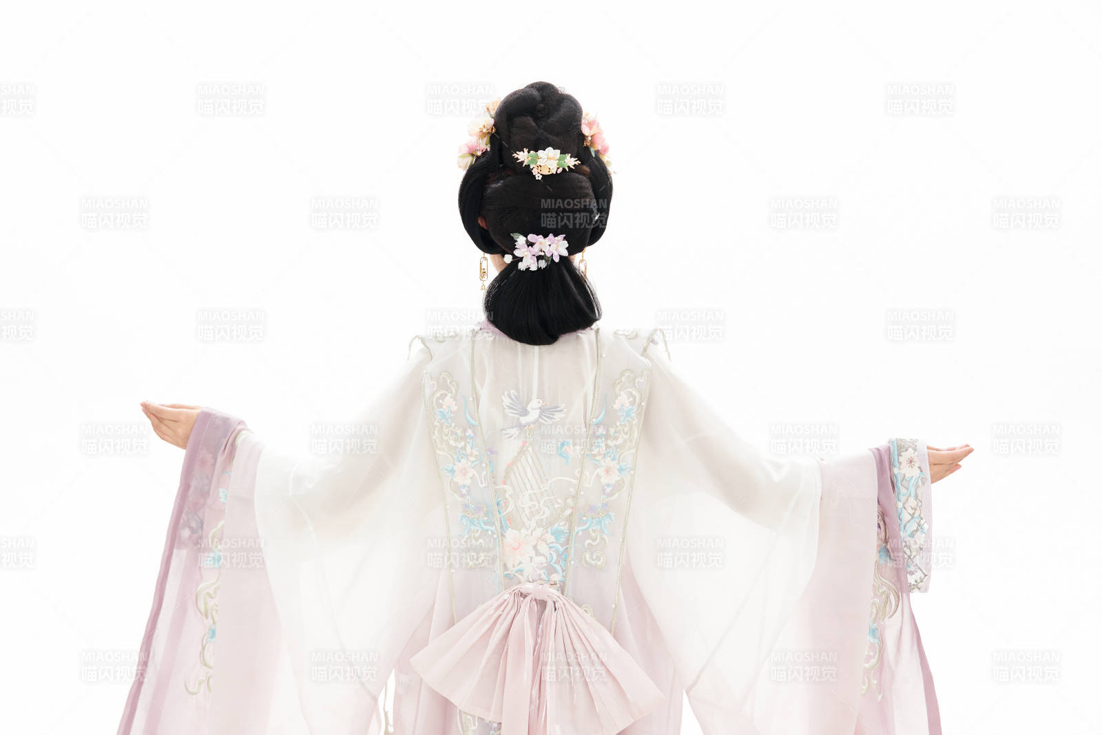 白色背景下穿著南北宋朝漢服的少女