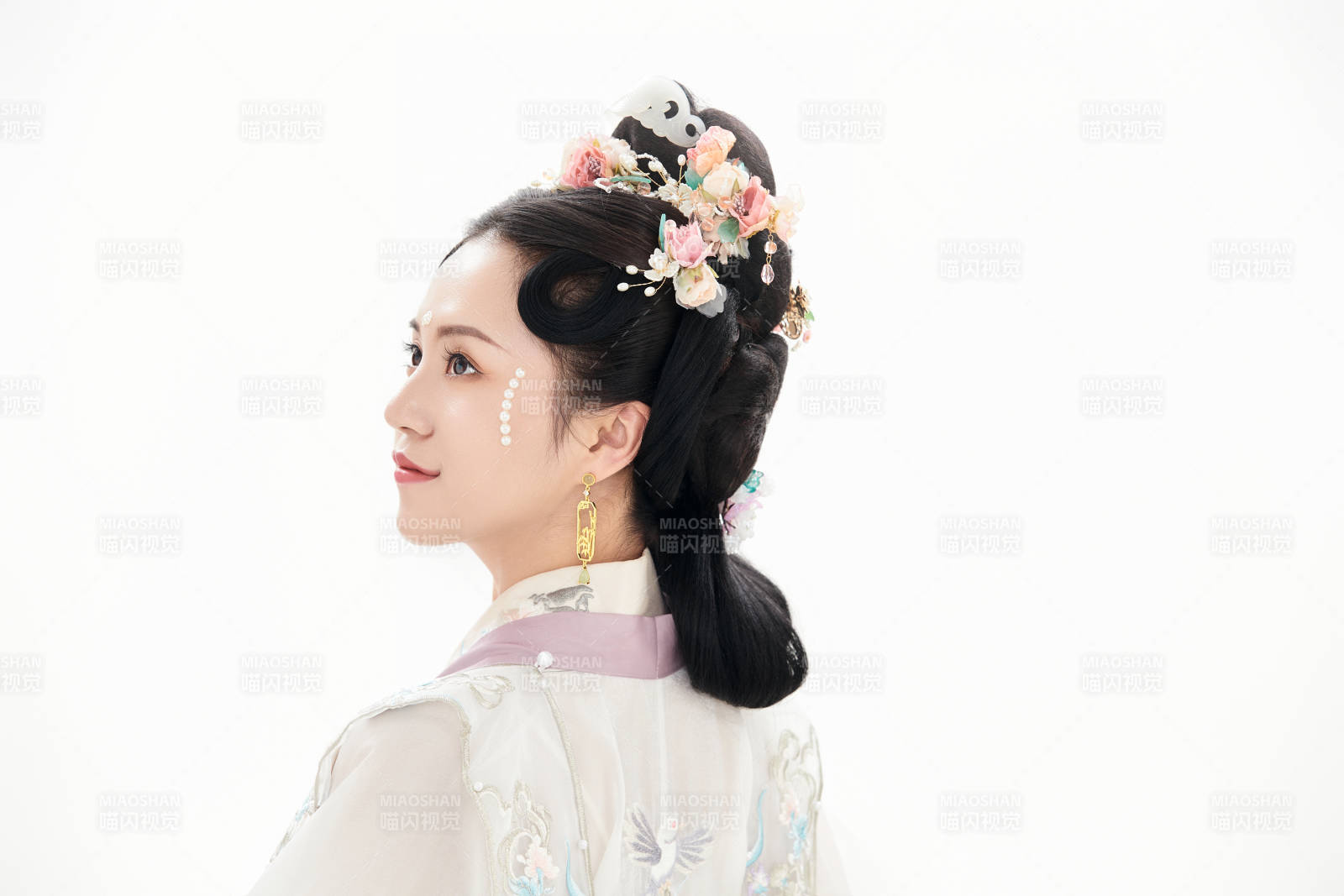 白色背景下穿着南北宋朝汉服的少女图片