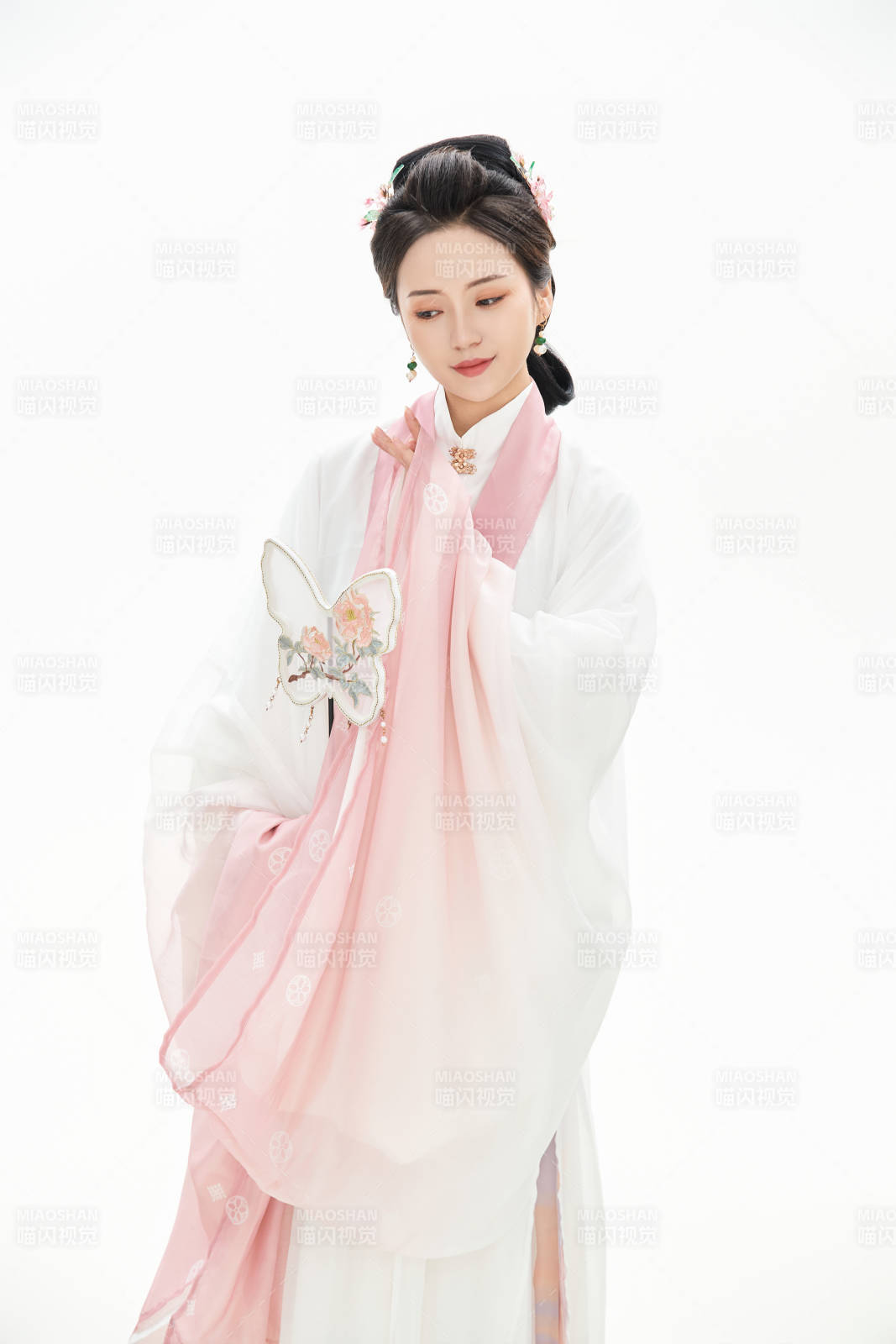 白色背景下穿著魏晉制漢服的少女