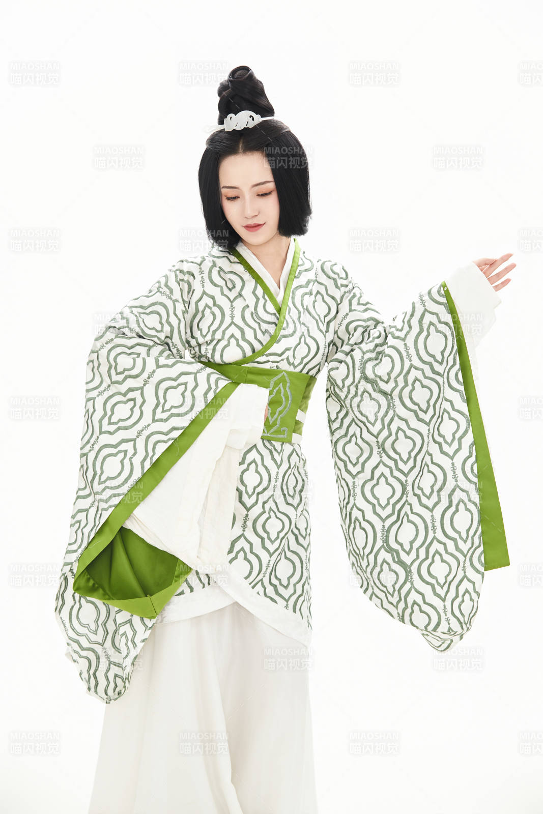 白色背景下穿著中國漢代服飾的少女