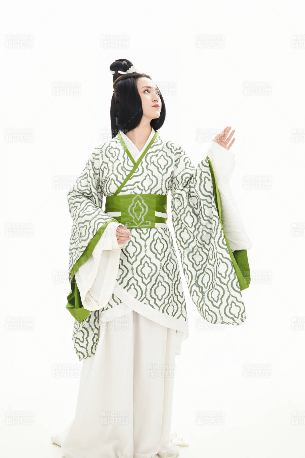 白色背景下穿著中國漢代服飾的少女