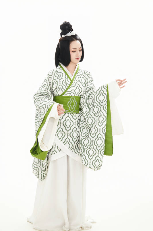 白色背景下穿着中国汉代服饰的少女