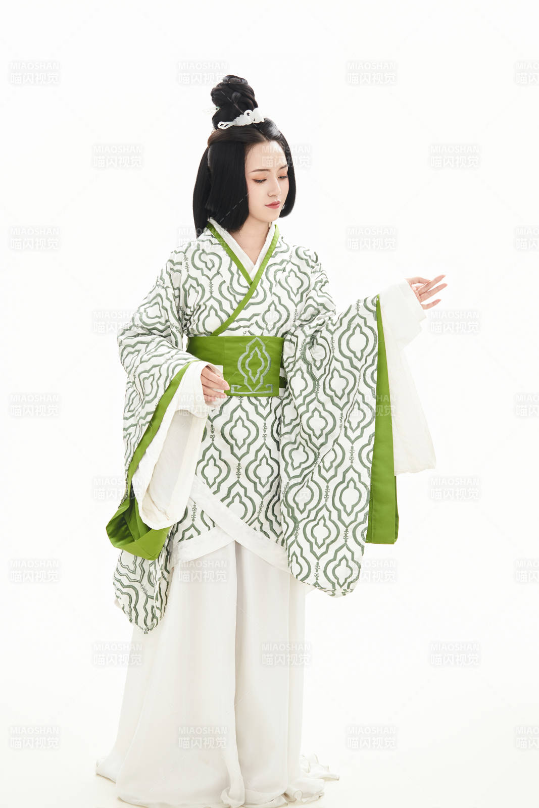 白色背景下穿着中国汉代服饰的少女