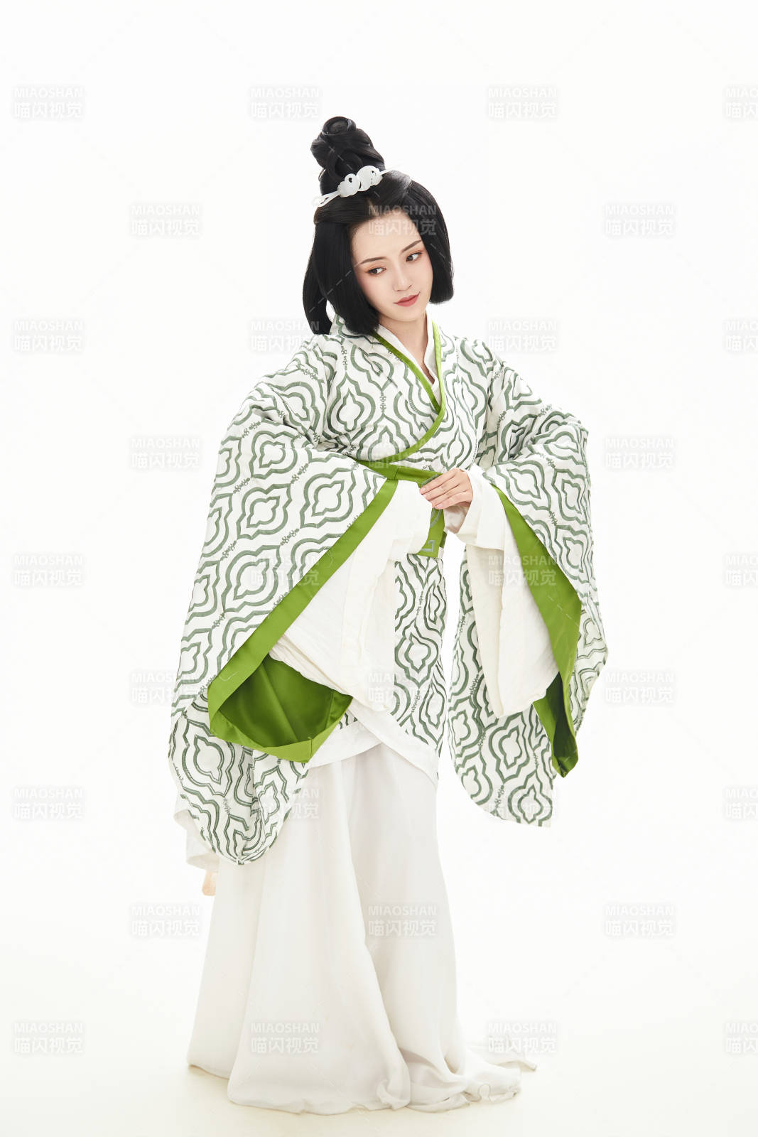 白色背景下穿著中國漢代服飾的少女