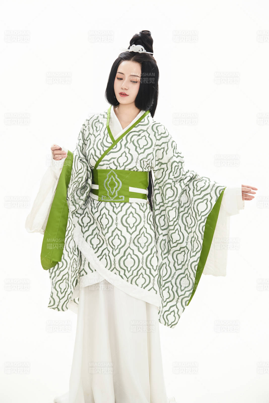 白色背景下穿著中國漢代服飾的少女