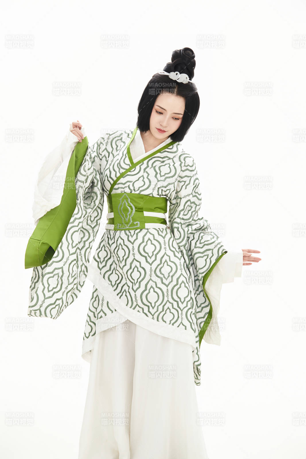 白色背景下穿著中國漢代服飾的少女
