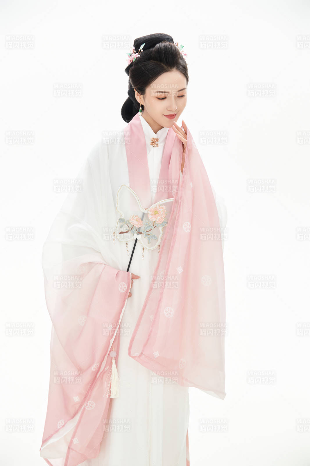 白色背景下穿著魏晉制漢服的少女