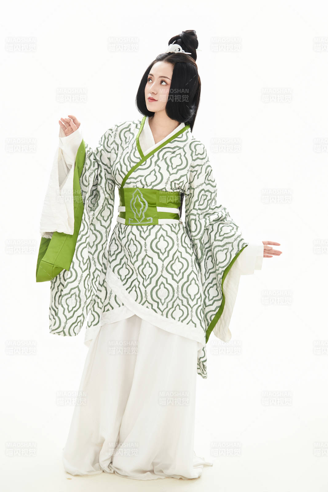 白色背景下穿著中國漢代服飾的少女