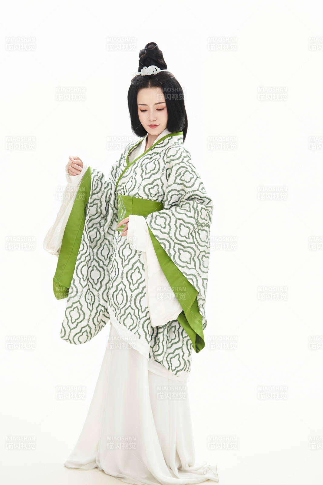 白色背景下穿著中國漢代服飾的少女