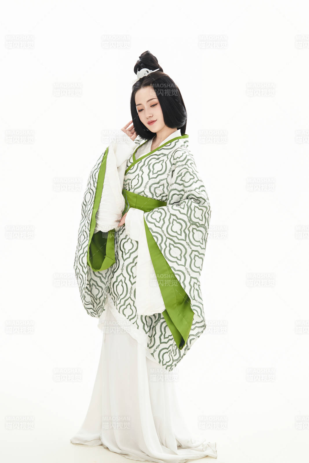 白色背景下穿著中國漢代服飾的少女