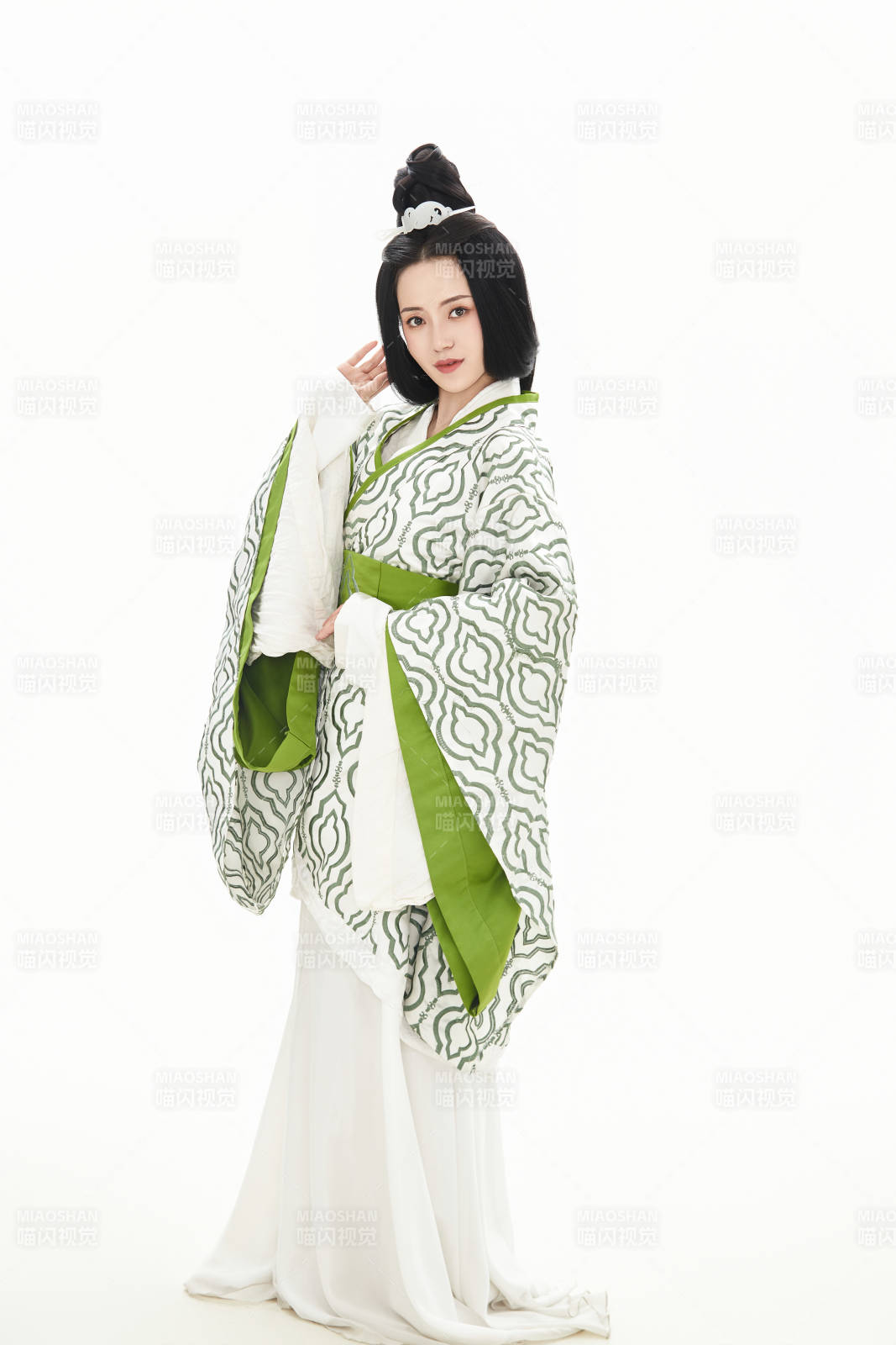 白色背景下穿著中國漢代服飾的少女