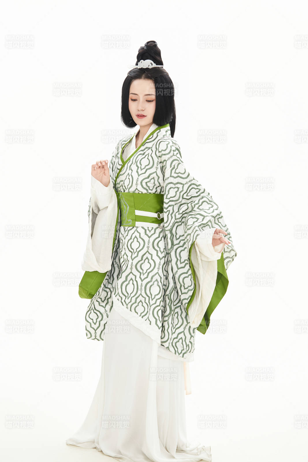 白色背景下穿著中國漢代服飾的少女
