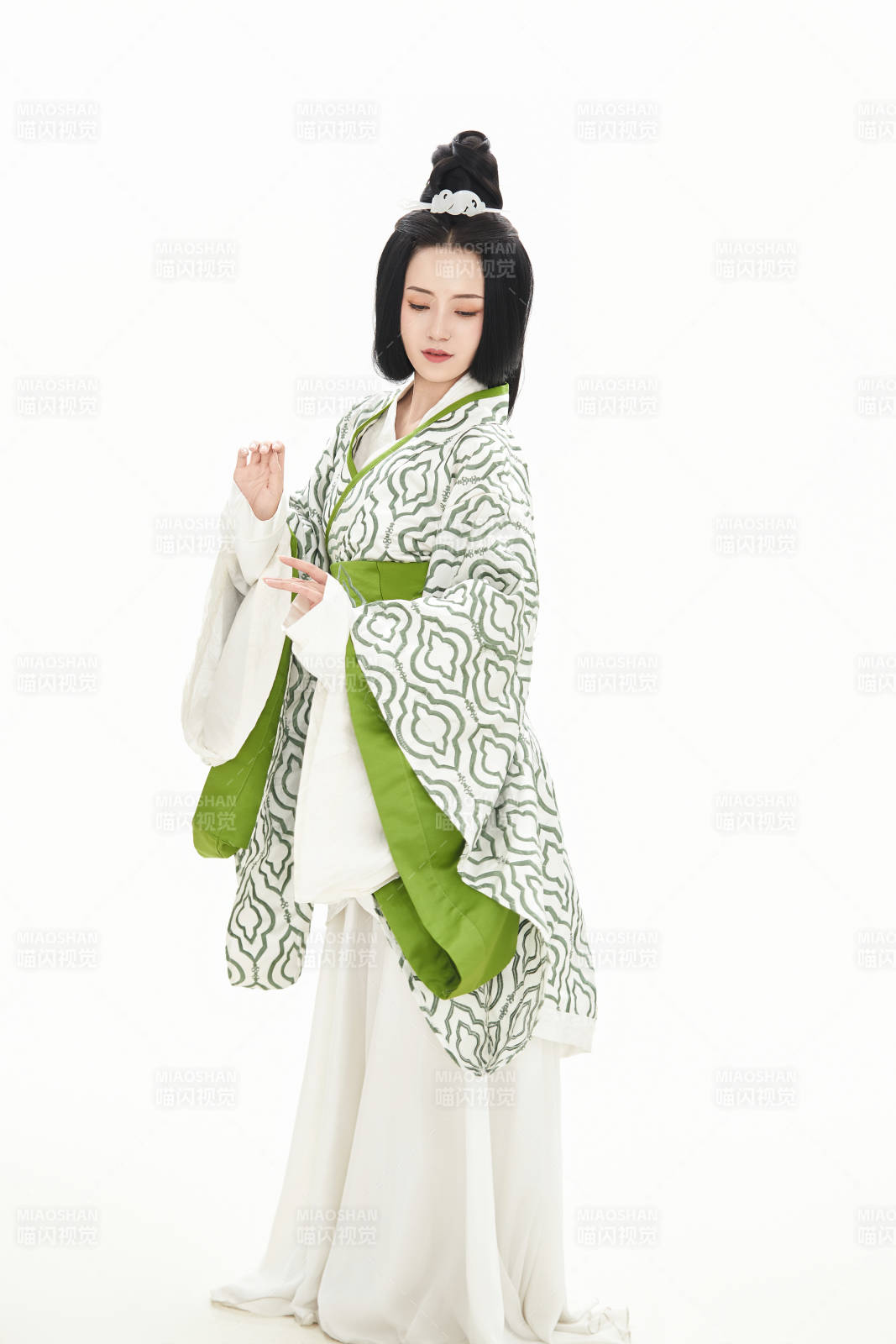 白色背景下穿著中國漢代服飾的少女
