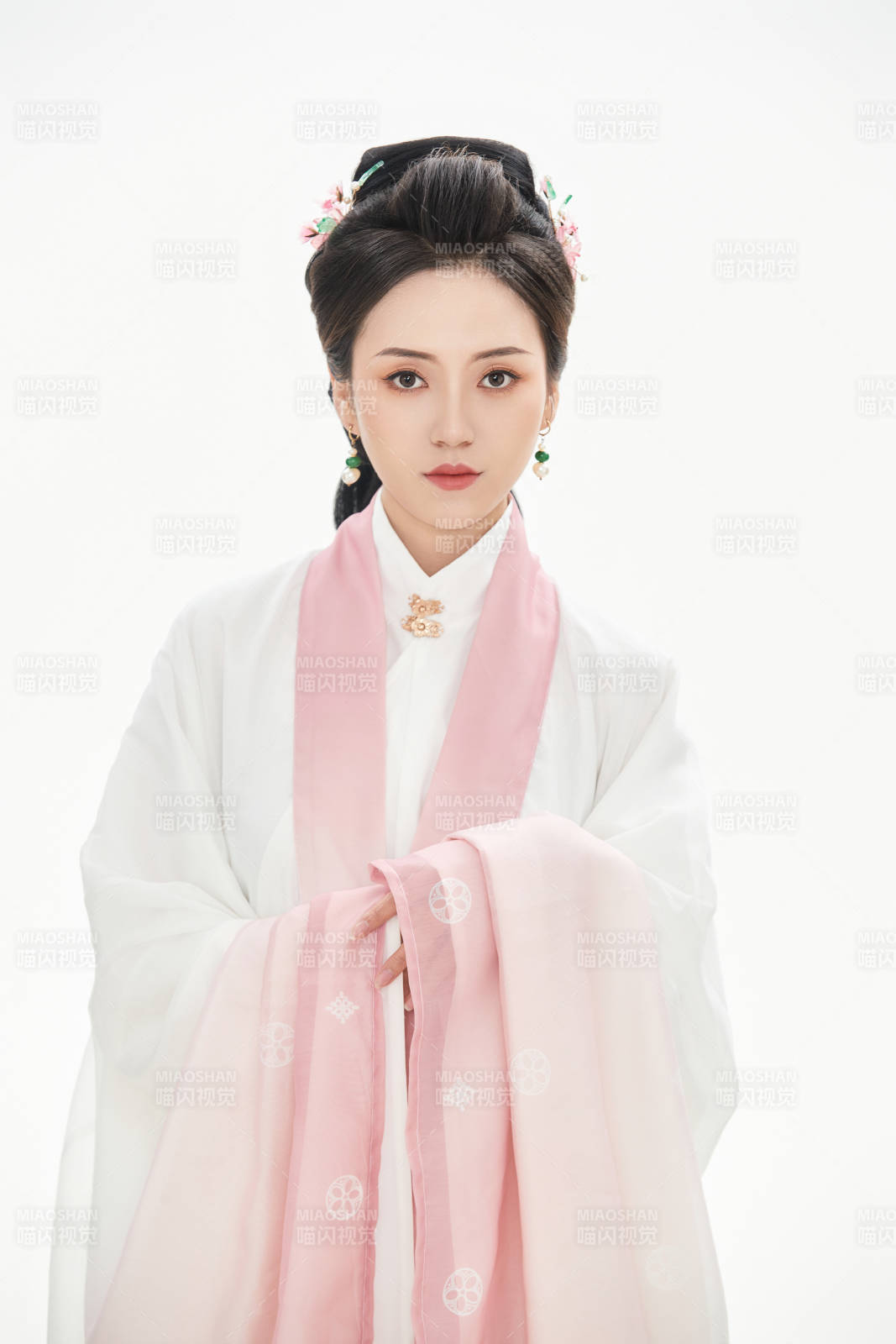 白色背景下穿着魏晋制汉服的少女