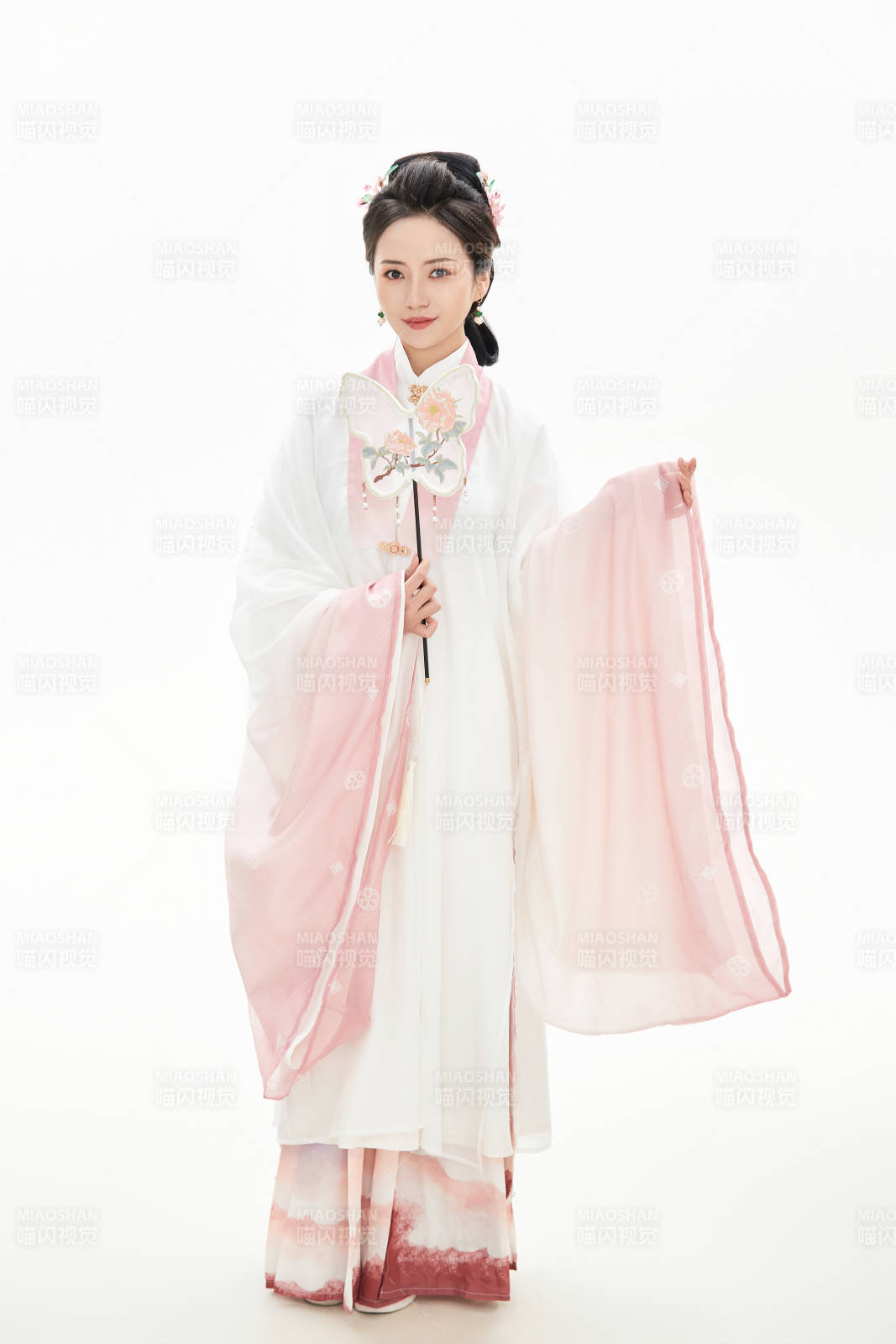 白色背景下穿著魏晉制漢服的少女