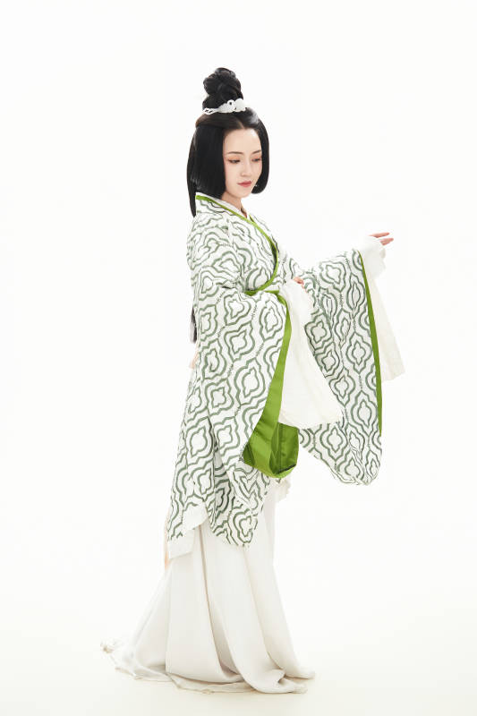 白色背景下穿着中国汉代服饰的少女