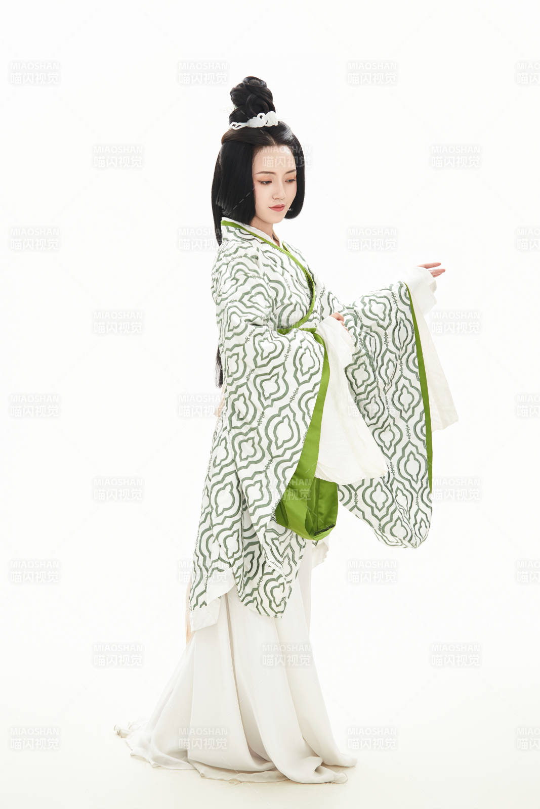 白色背景下穿着中国汉代服饰的少女