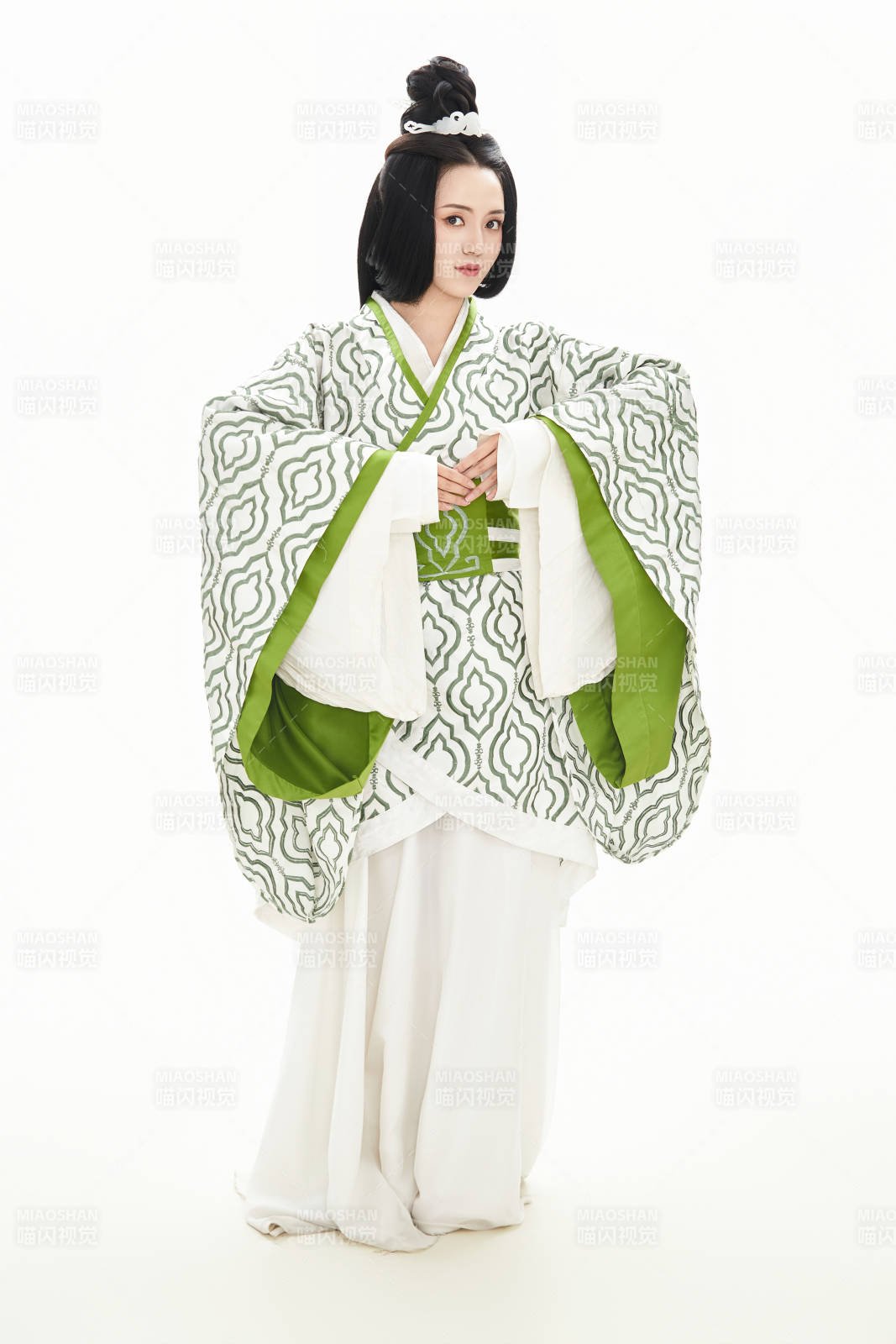 白色背景下穿着中国汉代服饰的少女