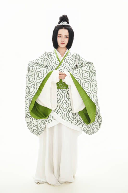 白色背景下穿著中國漢代服飾的少女