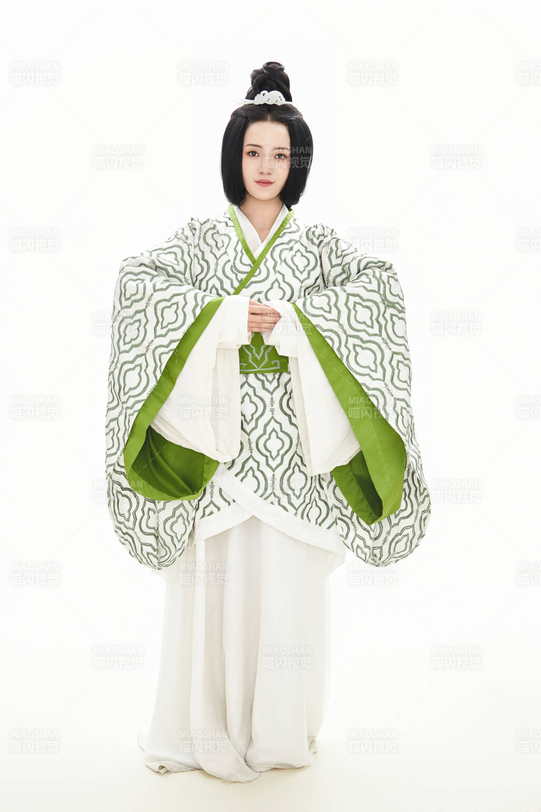 白色背景下穿着中国汉代服饰的少女
