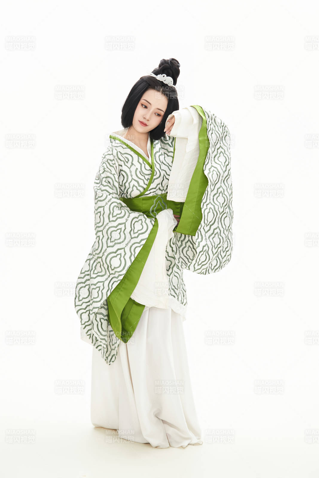 白色背景下穿着中国汉代服饰的少女