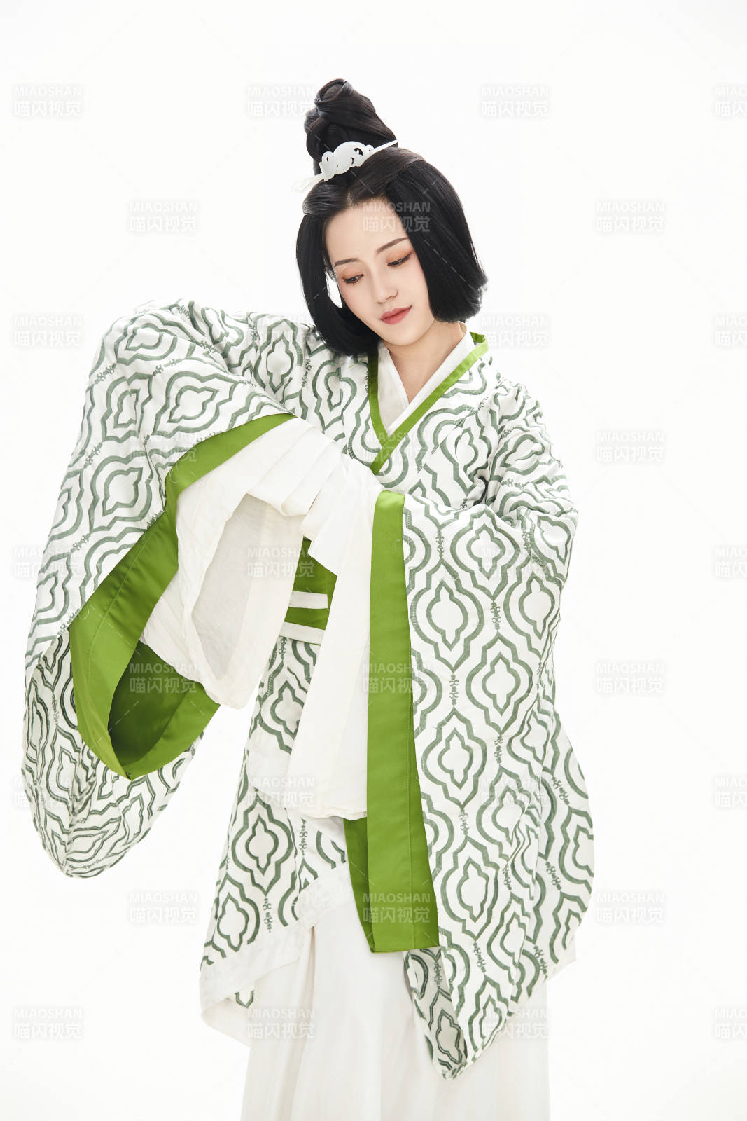 白色背景下穿着中国汉代服饰的少女