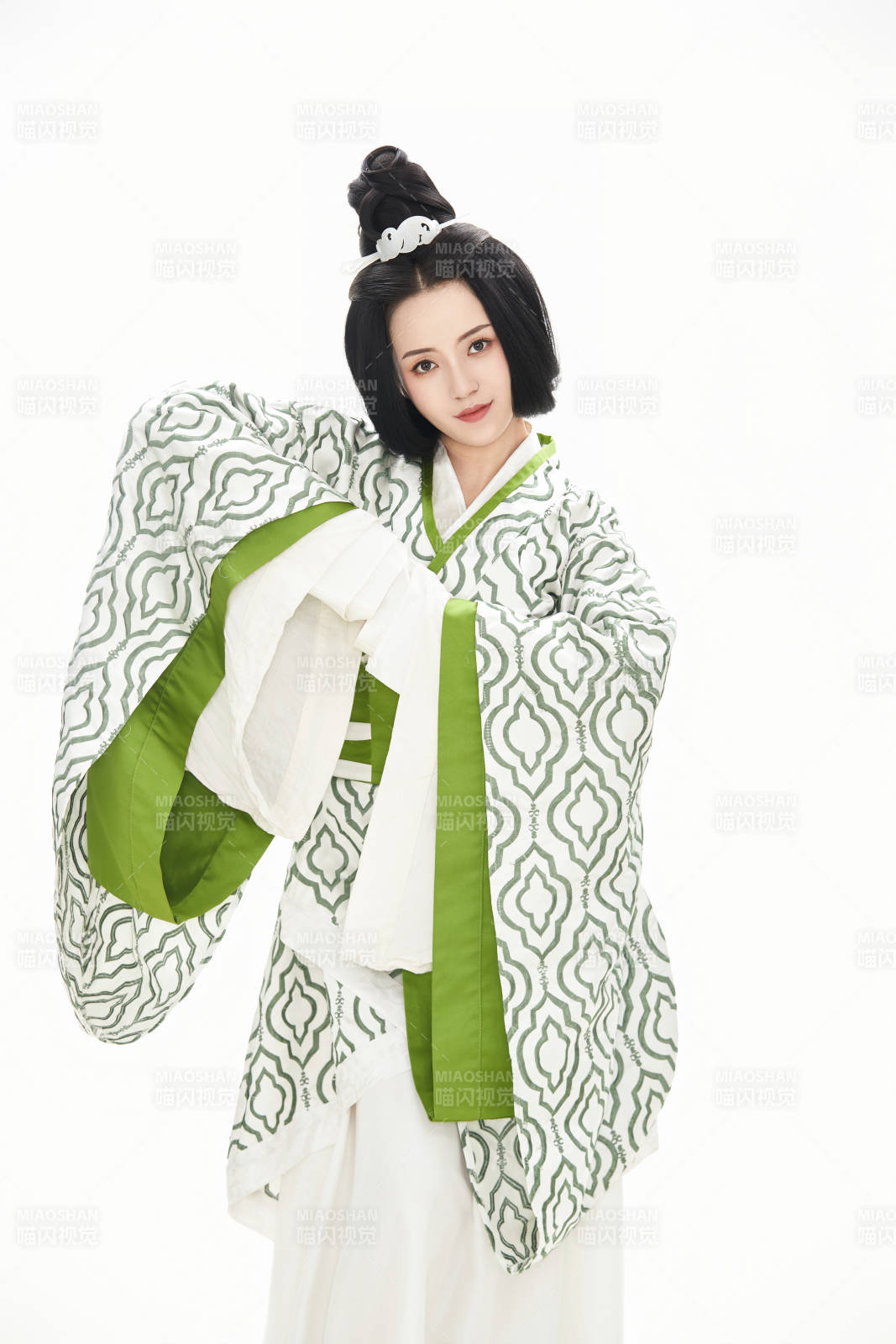 白色背景下穿著中國漢代服飾的少女