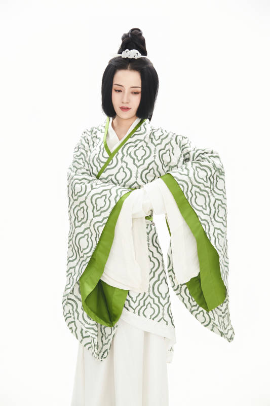 白色背景下穿着中国汉代服饰的少女