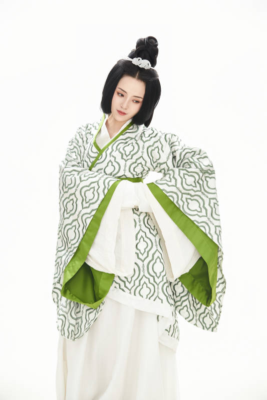 白色背景下穿着中国汉代服饰的少女