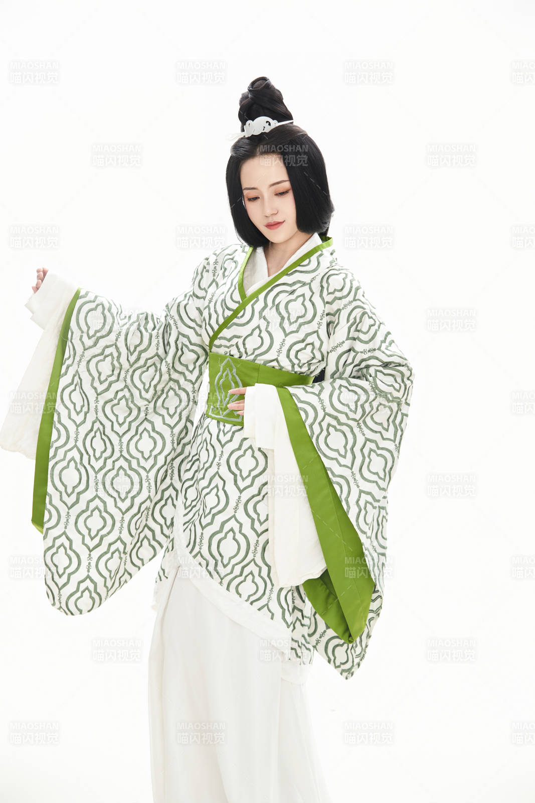 白色背景下穿着中国汉代服饰的少女