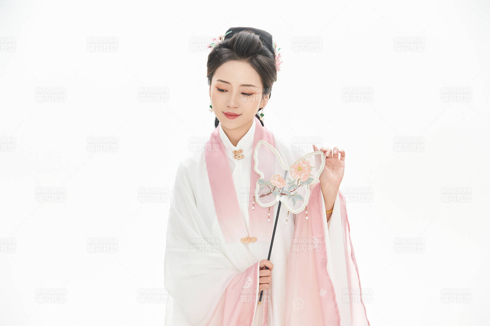 白色背景下穿著魏晉制漢服的少女