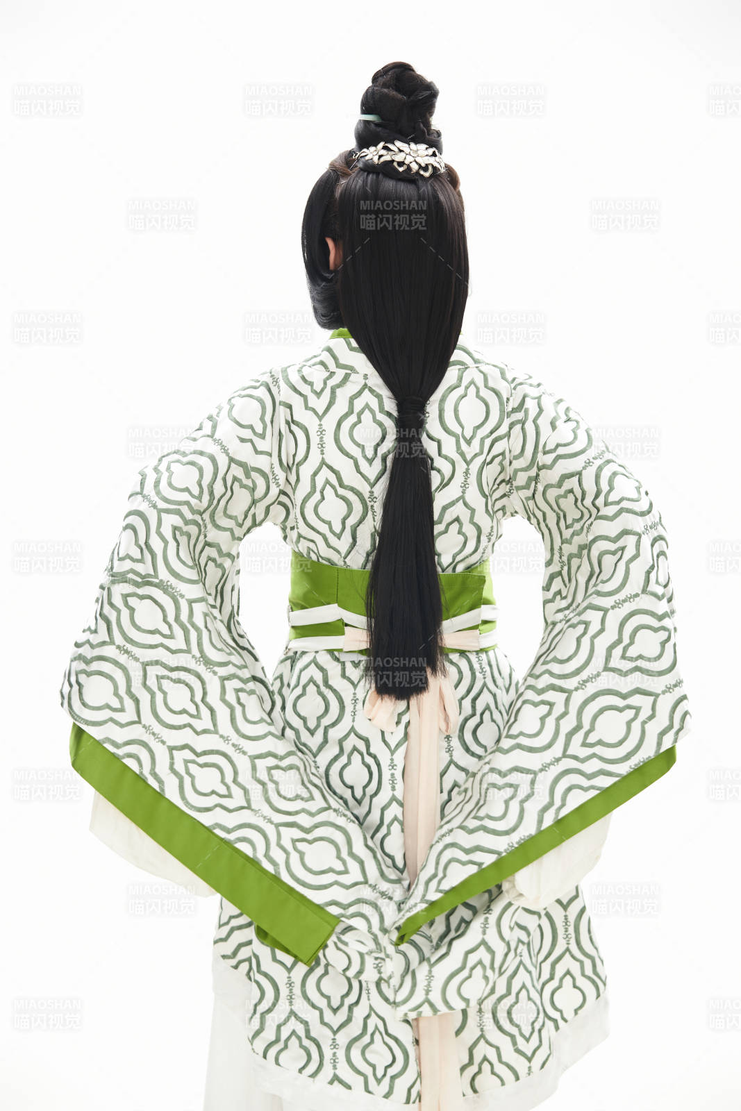 白色背景下穿著中國漢代服飾的少女