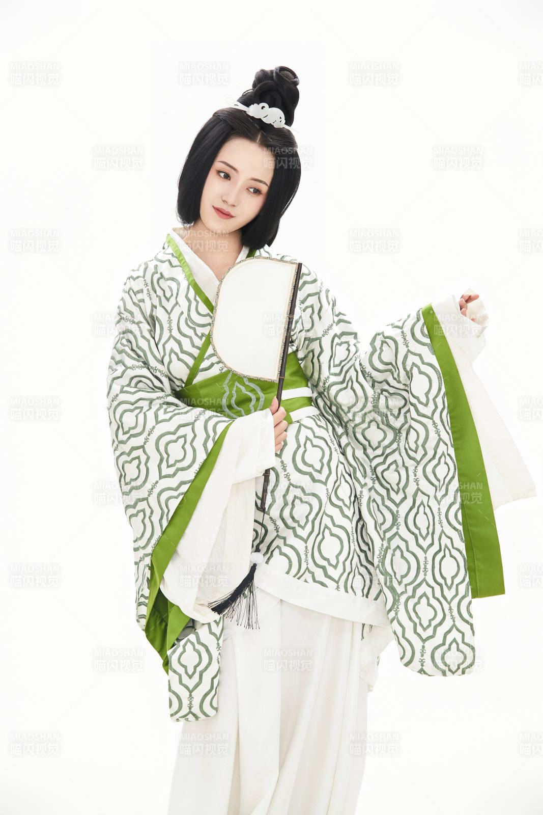 白色背景下穿着中国汉代服饰的少女