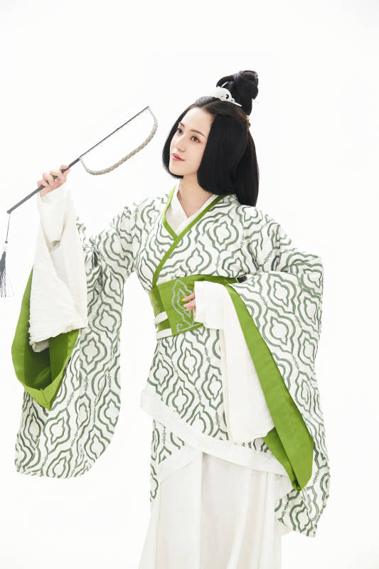 白色背景下穿着中国汉代服饰的少女