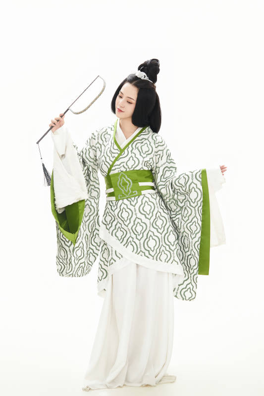 白色背景下穿着中国汉代服饰的少女