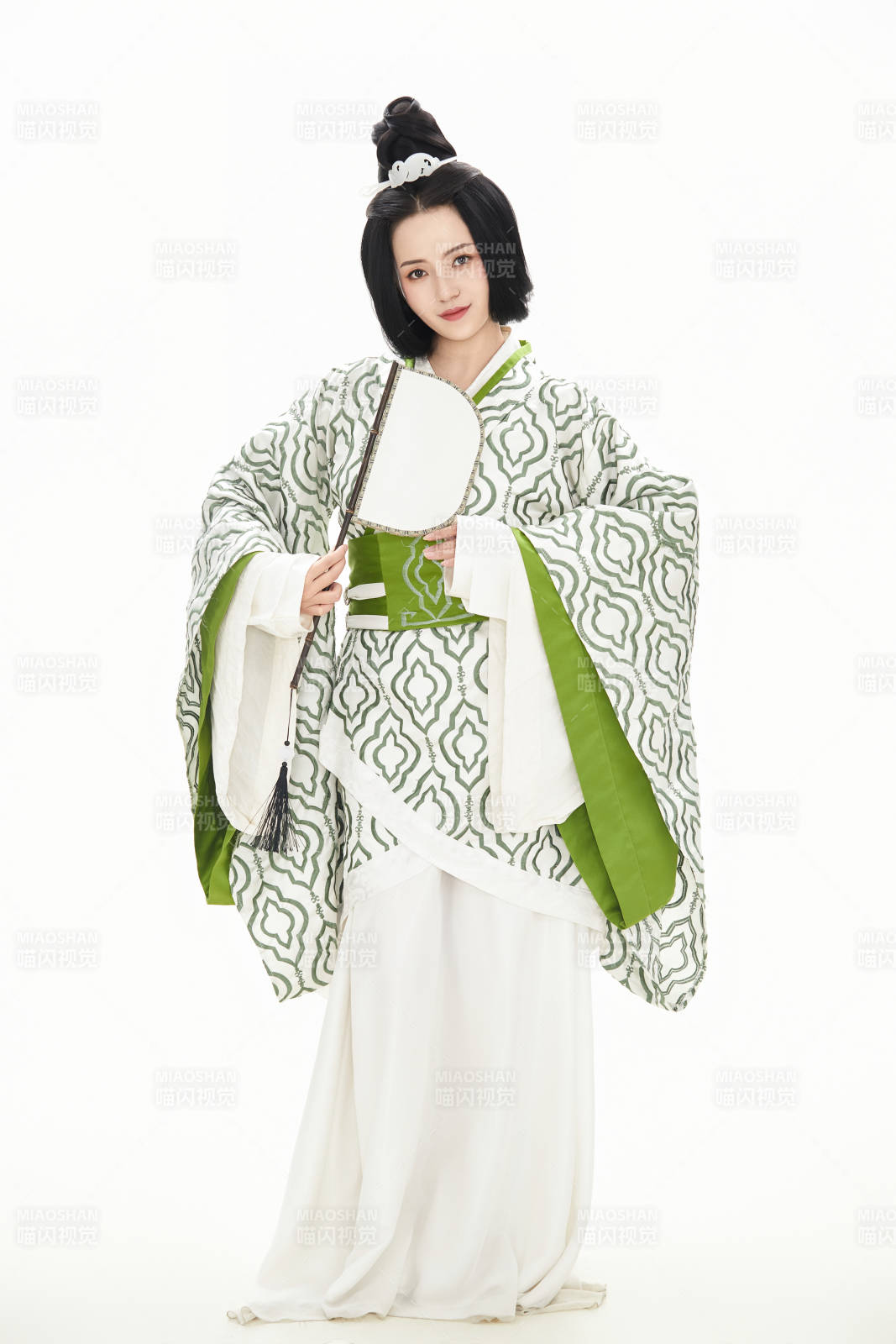 白色背景下穿著中國漢代服飾的少女