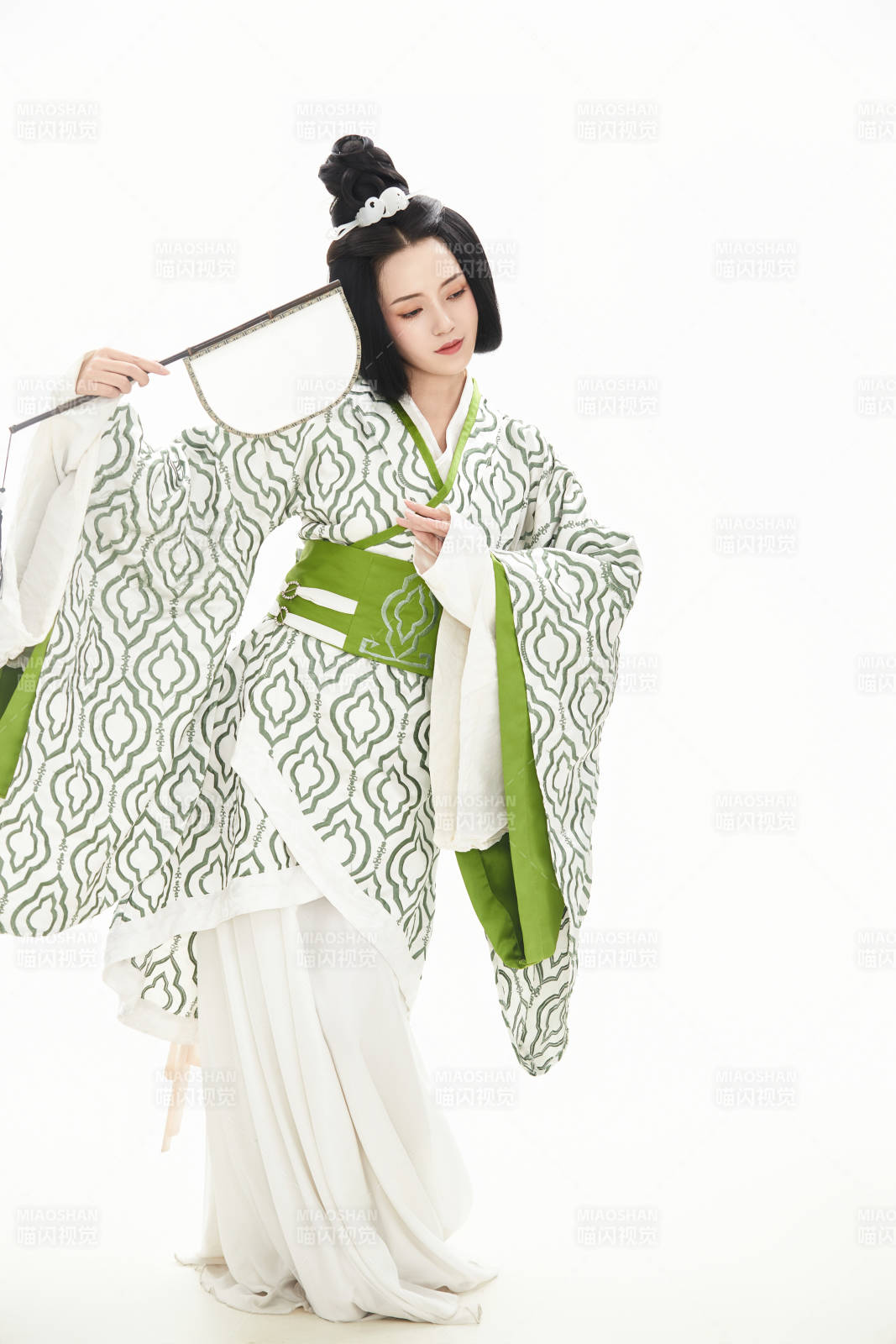 白色背景下穿着中国汉代服饰的少女