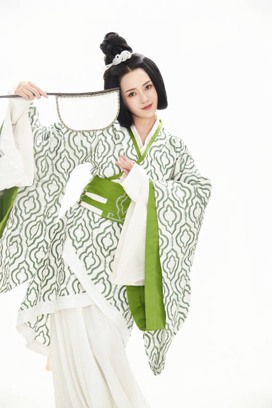 白色背景下穿着中国汉代服饰的少女