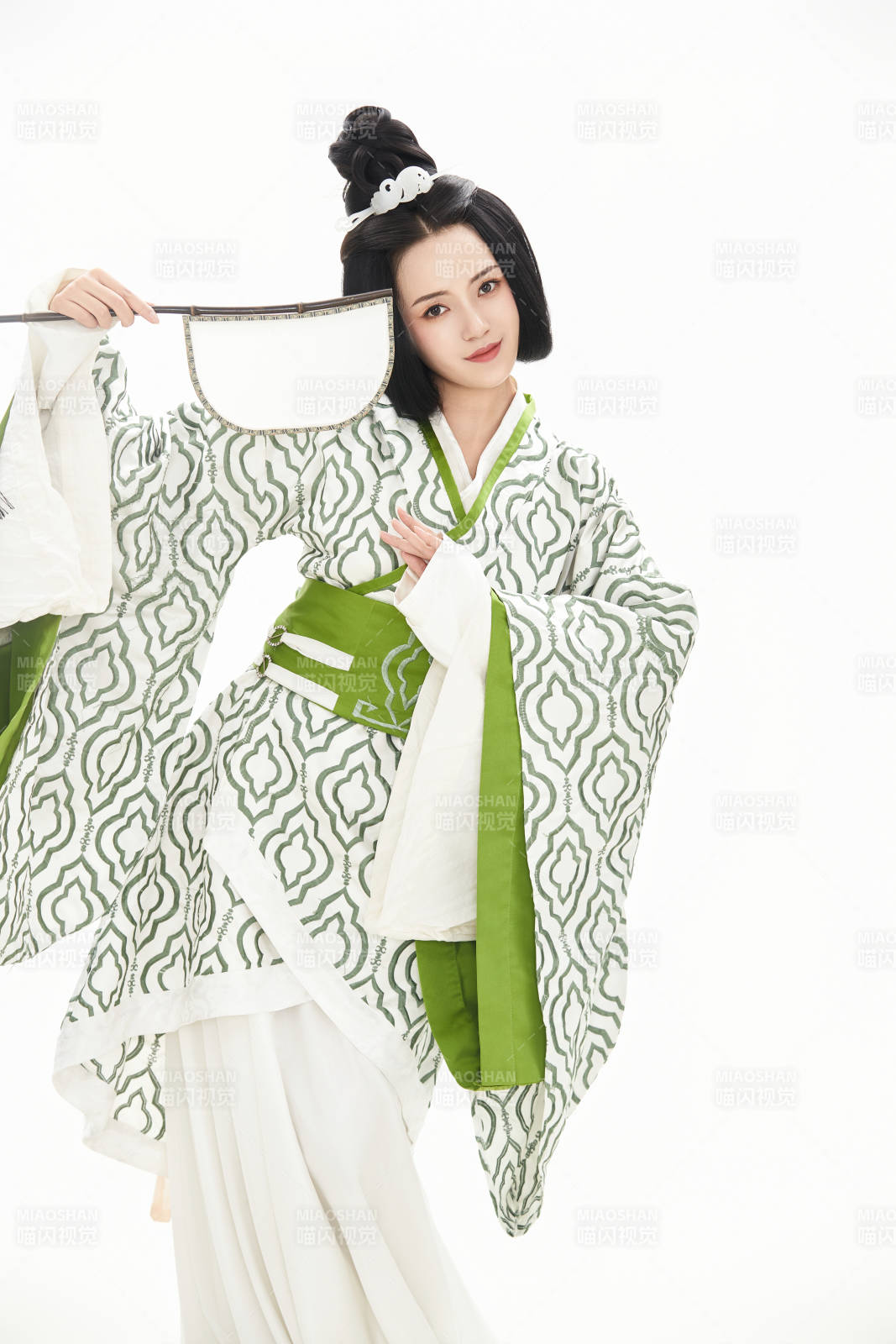 白色背景下穿着中国汉代服饰的少女