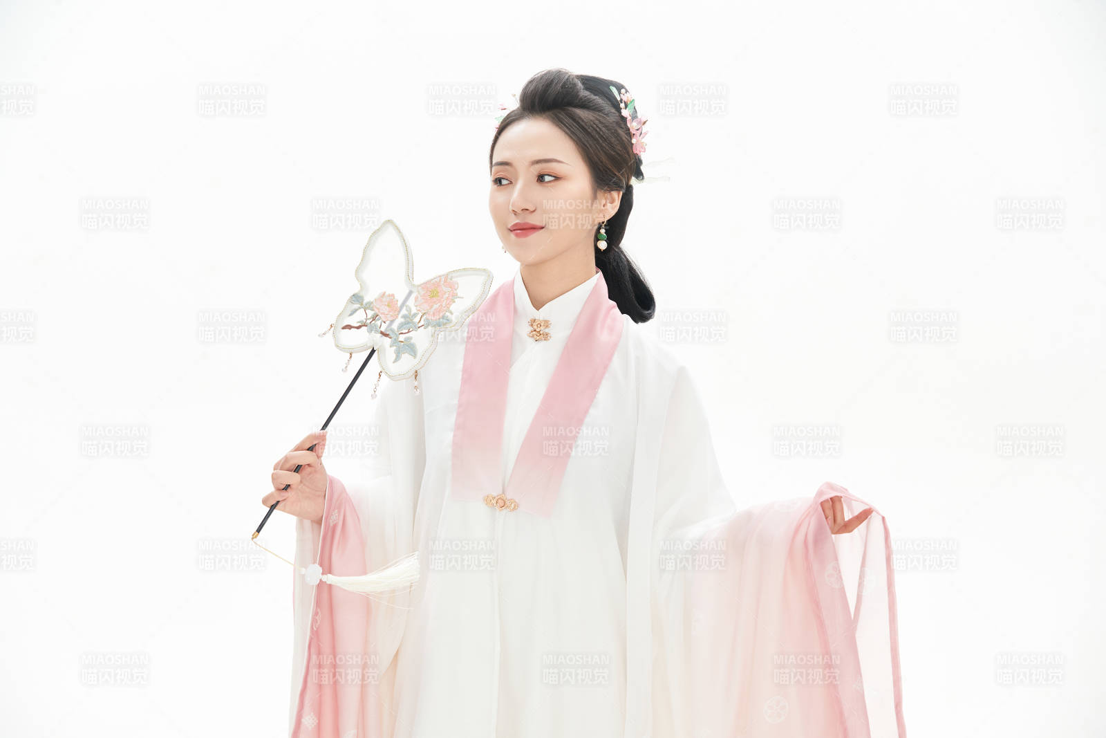 白色背景下穿著魏晉制漢服的少女