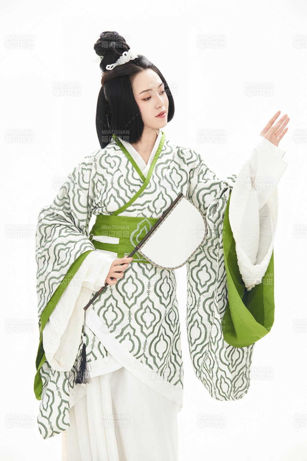 白色背景下穿著中國漢代服飾的少女