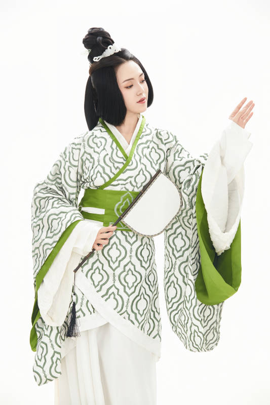 白色背景下穿着中国汉代服饰的少女