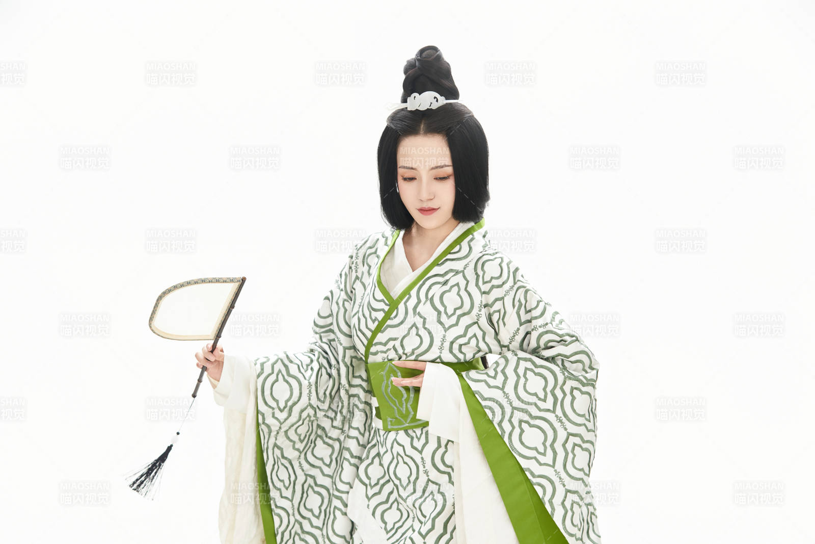 白色背景下穿著中國(guó)漢代服飾的少女