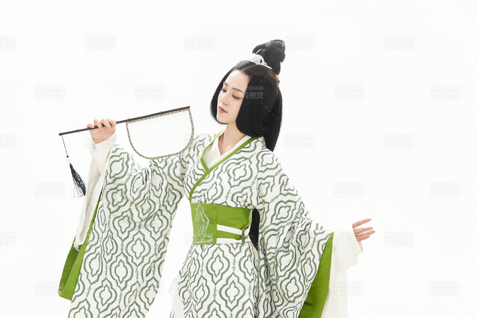 白色背景下穿著中國漢代服飾的少女